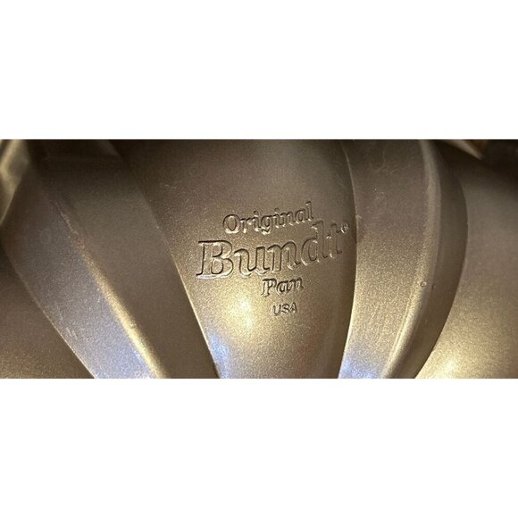 Nordic Ware Original Bundt Pan 10" - Picture 8 of 8